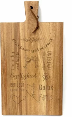 SandD-art Stoer Landelijk Snijplankje-hapjesplankje Met Tekst Gravure 12,5 JAAR GETROUWD. Een Origineel Cadeau Voor Een 12,5 Jarige Bruiloft. Het Formaat Is 20x30cm Excl. Handvat.