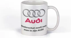 Kimano Cadeau Mok Audi-rijder | Onderschat Nooit Een Man In Zijn Audi | Wit Handvat | Kado Beker Voor Vader, Opa, Broer, Neef, Zoon, Vriend, Oom, Papa