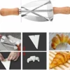 LOUZIR RVS Croissant Roller Cutter Cake Brood Rolling Deeg Cutter - Voor Het Maken Van Croissant Met Houten Handvat Rollend Mes Keuken Bakken Tool