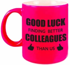 Bellatio Decorations Good Luck Finding Better Colleagues Than Us Koffiemok / Theebeker - 300 Ml - Neon Roze - Carriere Switch / VUT / Pensioen - Bedankt Cadeau Collega