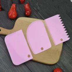 Merkloos Deegschraper | Deegkrabber | Deegsteker | Fondant Schraper Voor Taart / Icing / Cake | Keukentool Deeg Snijder | Spatel Voor Taart | Smoother | Soepel Maker | Cake Beslag Schraper | Rand Decoratie - Kunststof Roze