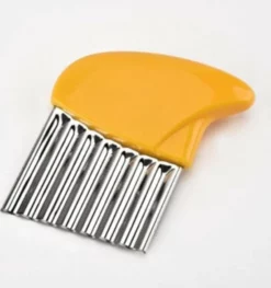 Miro Ecommerce Multifunctionele Groenten Slicer - Kartelmes - Frietsnijder - Golvend Mes - Geel