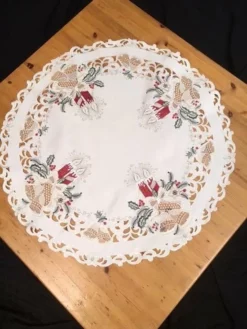Tafelkleedjes.nl Kerstkleed- Creme Met Rode Kaarsen En Bel- Rond 85 Cm - 8675R
