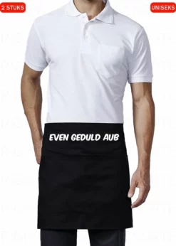Roly 2 STUKS - EVEN GEDULD AUB Uniseks Korte Schorten - Zwart - One Size (volwassenen) - Horeca Schort - Bedieningsschort - Grappige | Leuke Teksten - Original Kwoots- Voor Zowel Mannen Als Vrouwen - Verstelbare Tailleband - Wasbaar - Cadeau - Apron